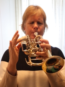 Hege Norset Blichfeldt spiller på en trompet