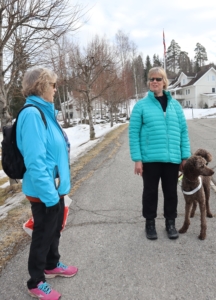 Hege Norset Blichfeldt er på tur med sine to hunder og møter en nabo som hun snakker med