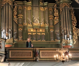 Bildet viser Solveig Marie Oma på avstand, med orgelet i Oslo domkirke bak.