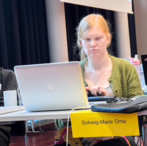 Bildet viser Solveig-Marie Oma, som skriver på pc under UKM 2022