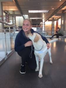 Johanne og hunden på jobben