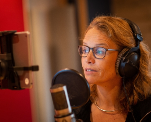 Helga Samset i studio leser bibelen