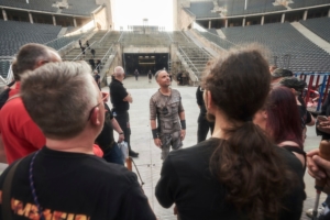 En gruppe synshemmede får informasjon om Rammstein før en konsert.
