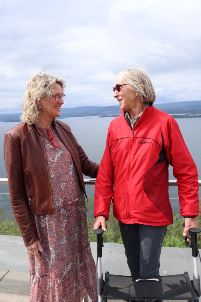 Bildet viser Hilde Løwen Grumstad, diakon i KABB og Sissel Tytlandsvik.